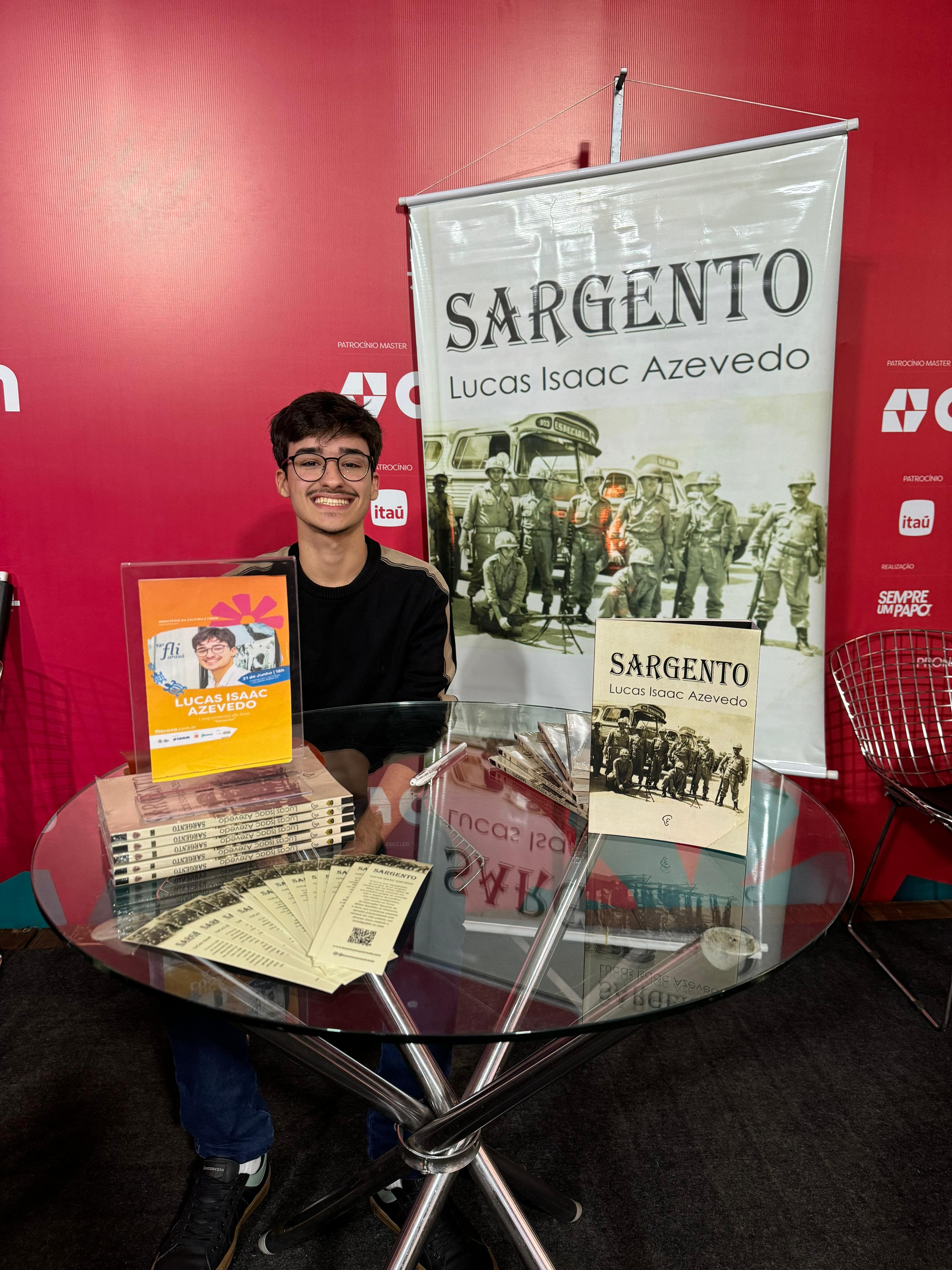 Lucas Isaac Azevedo com o livro Sargento na FliAraxá